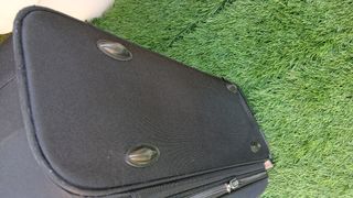 Maleta mediana negra con ruedas