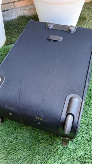 Maleta mediana negra con ruedas