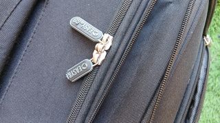 Maleta mediana negra con ruedas