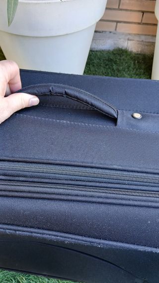 Maleta mediana negra con ruedas