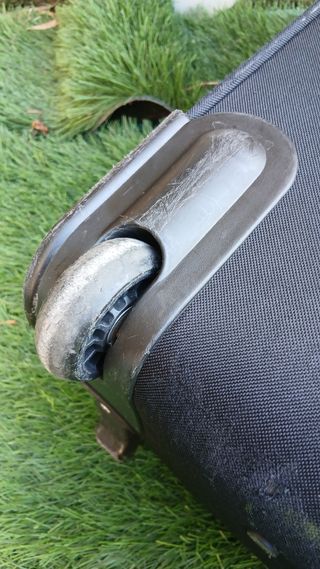 Maleta mediana negra con ruedas