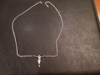 Collar con colgante de Cristo