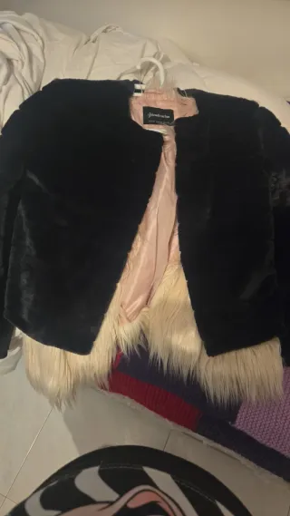 Abrigo pelo Stradivarius negro y beige T.XS