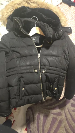 Abrigo acolchado Zara con capucha y pelo