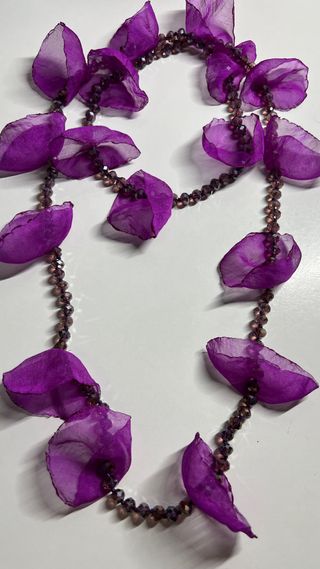 Collar con flores moradas y cuentas