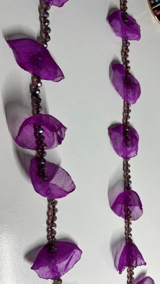 Collar con flores moradas y cuentas