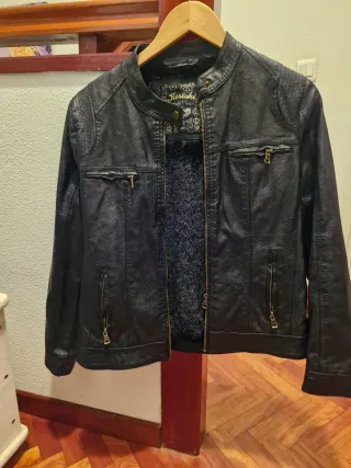 Cazadora de piel negra