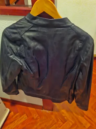 Cazadora de piel negra