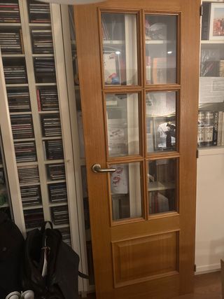 Puerta de madera con cristal