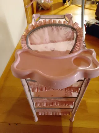Cuna, trona y vestidor para muñecos