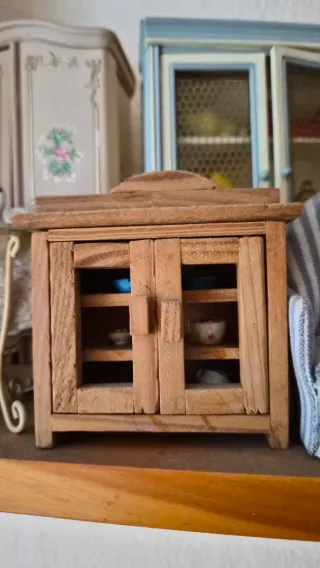 Mobile in miniatura in legno