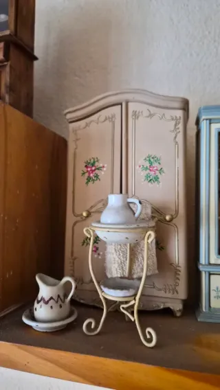 Mobile in miniatura in legno