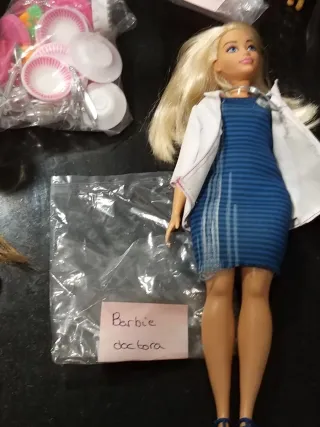 Lote de 9 Barbies y Accesorios