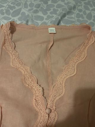 Blusa rosa bebé con encaje