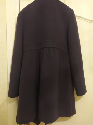 Abrigo morado con doble botanodura.
