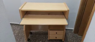 Scrivania in legno con ruote