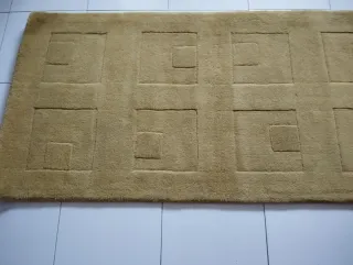 Alfombra de lana amarilla