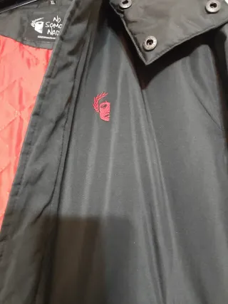 Chaqueta 198 con capucha y forro rojo