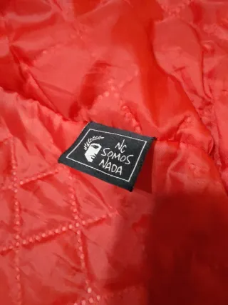 Chaqueta 198 con capucha y forro rojo