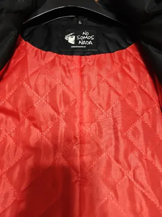 Chaqueta 198 con capucha y forro rojo