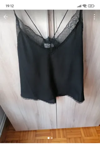 Top negro con encaje