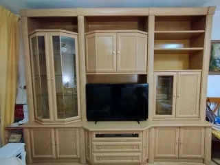 Mueble de salón roble con vitrinas de cristal.