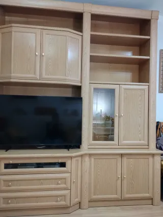 Mueble de salón roble con vitrinas de cristal.