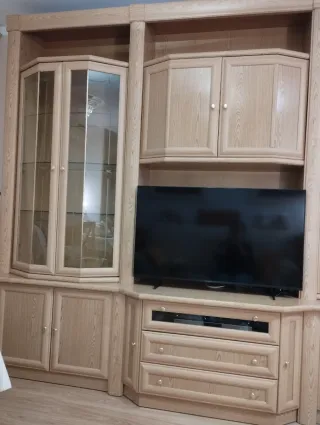 Mueble de salón roble con vitrinas de cristal.