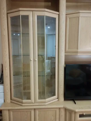 Mueble de salón roble con vitrinas de cristal.