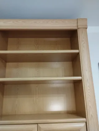 Mueble de salón roble con vitrinas de cristal.