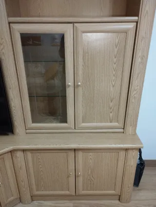 Mueble de salón roble con vitrinas de cristal.