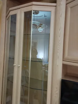 Mueble de salón roble con vitrinas de cristal.