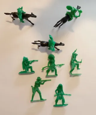 Set soldatini plastica verdi e neri