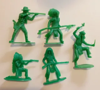 Set soldatini plastica verdi e neri