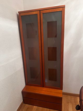 Vitrina de madera con cajones