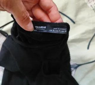 Vestido negro con tirantes.