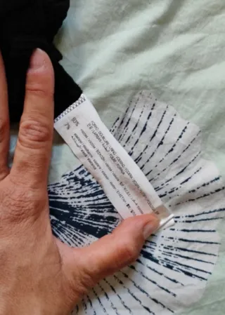 Vestido negro con tirantes.