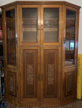 Armario de madera clásico con vitrina