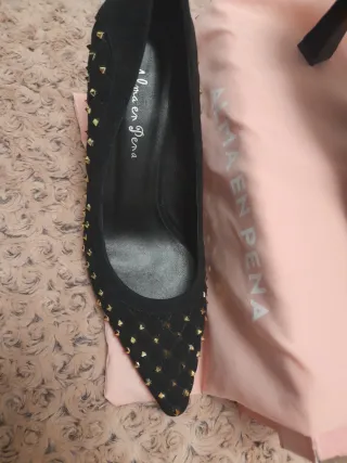 Zapatos Salón Alma en Pena Negros Tachuelas Dorada