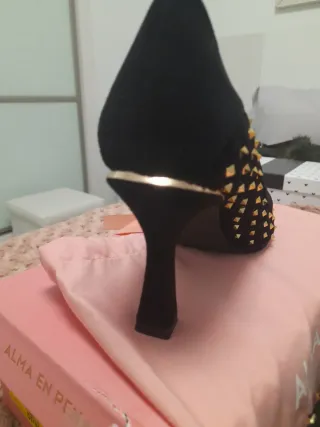 Zapatos Salón Alma en Pena Negros Tachuelas Dorada