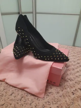 Zapatos Salón Alma en Pena Negros Tachuelas Dorada