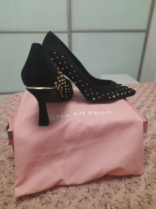 Zapatos Salón Alma en Pena Negros Tachuelas Dorada