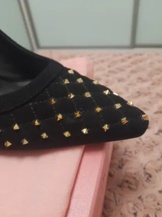 Zapatos Salón Alma en Pena Negros Tachuelas Dorada