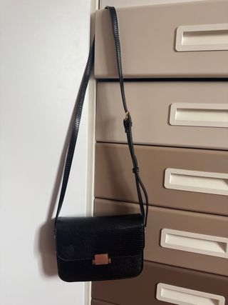 Bolso Cortefiel negro piel efecto lagarto