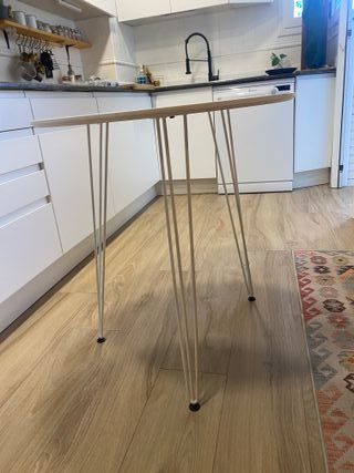 Mesa redonda blanca patas de hierro