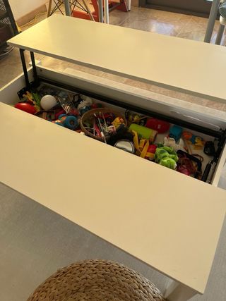 Mesa de comedor blanca de madera, sin juguetes