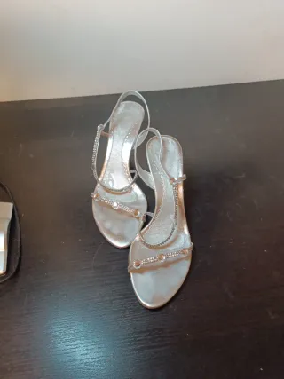 Sandalias tacón plateadas adornos brillantes