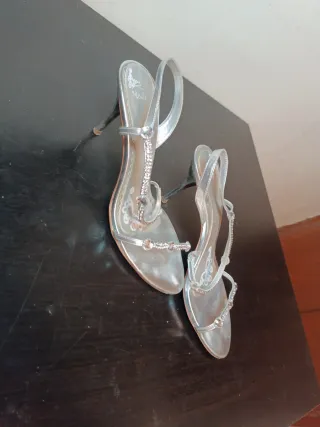 Sandalias tacón plateadas adornos brillantes