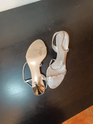 Sandalias tacón plateadas adornos brillantes