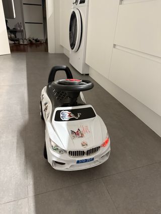 Coche para niño blanco con pegatinas